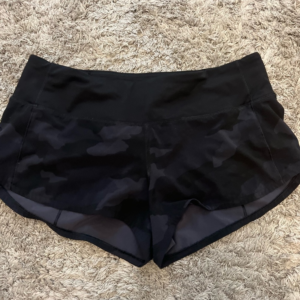SIZE 6 REG. LULULEMON SPEED UP SHORT 2.5”. INCOGNITO CAMO.